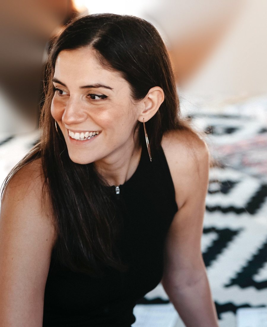 Burcu Cihangir gülümserken